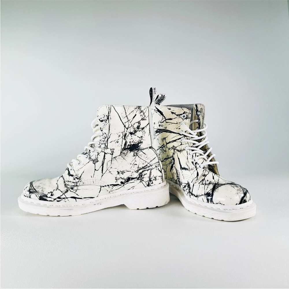 Dr. Marten’s Patent Marble White/Black Lace Up Ankle Boots 8L